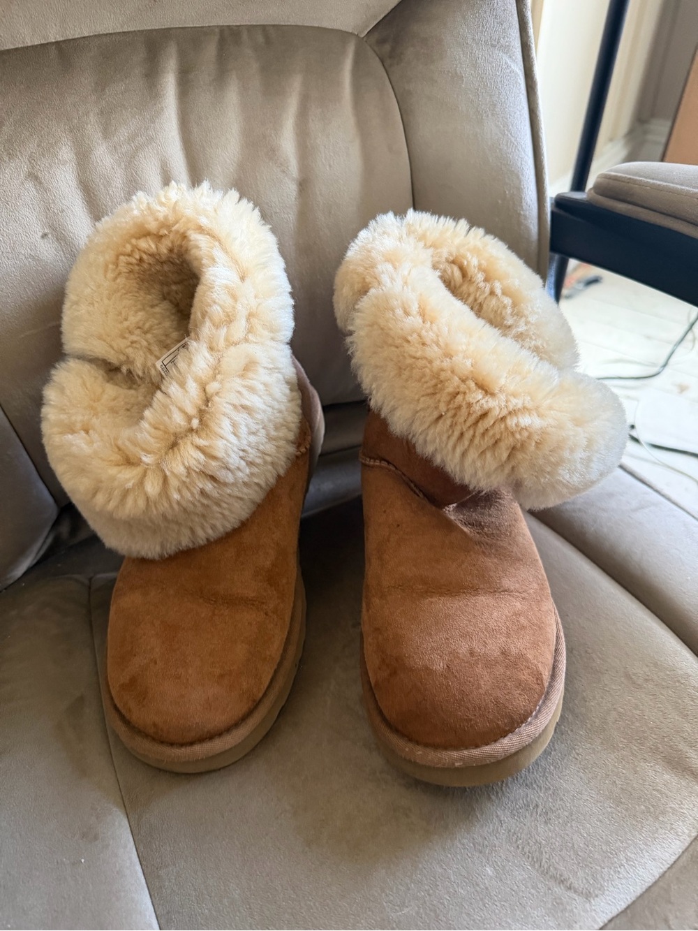 UGG Chestnut Suede Bailey Button Short Shearling Boots